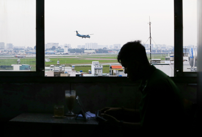 Quán cà phê ngắm máy bay lướt ngang đầu ở Sài Gòn